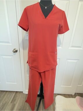 Figs Women's Scrub Set in Terracotta Red